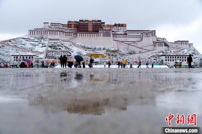 雪后，游客在布達(dá)拉宮廣場(chǎng)?！〗w波 攝