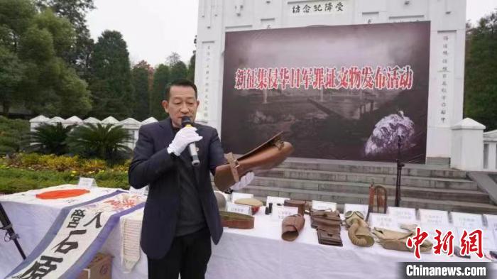 吳建宏介紹征集到的侵華日軍罪證文物?！∈茉L者供圖