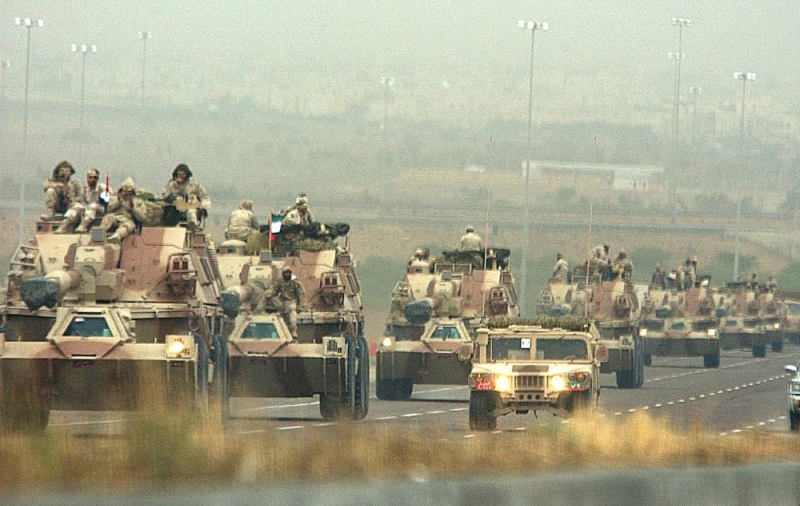 2003年3月25日，美軍幾十輛裝甲車輛從科威特城駛向科威特與伊拉克邊境。（圖源：新華社）