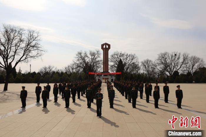 武警官兵緬懷先烈：清明寄哀思砥礪強軍路