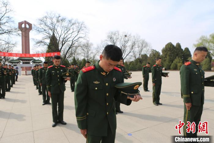 武警官兵脫帽默哀緬懷先烈?！「瘀H鵬 攝