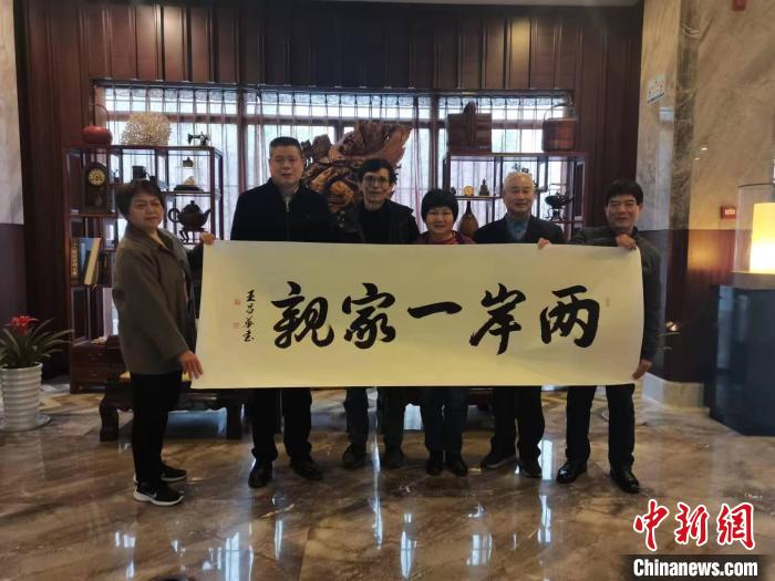 金如明(右四)、王臻惠(右三)夫妻再奉化合影?！≈芪的裙﹫D