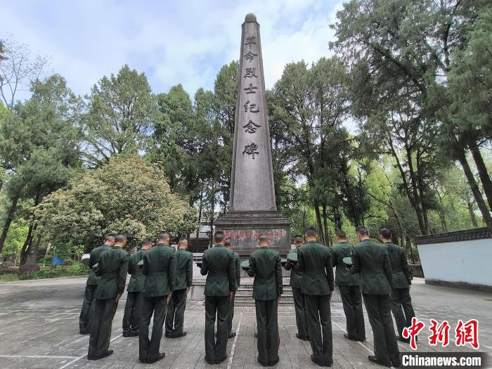 武警官兵向革命烈士紀念碑默哀。　盧圣鵬 攝