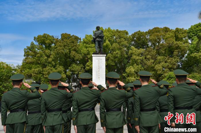 清明前夕重慶武警官兵赴邱少云烈士紀念館緬懷先烈