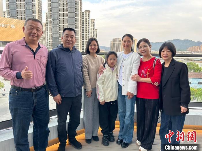 林秋汝(右二)與親朋好友合影?！∨R海臺辦供圖