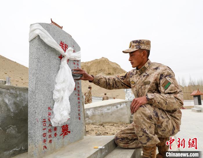 圖為阿里軍分區(qū)某邊防團(tuán)官兵為革命先烈擦拭墓碑。　劉曉東 攝