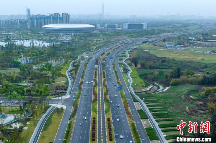 成都東西向城市軸線蜀都大道東一段是東安湖體育場館的重要交通廊道?！⒅铱?攝