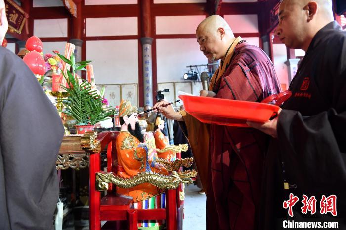 圖為雪峰崇圣禪寺住持傳觀法師(右二)為閩王金身開光?！蚊?攝