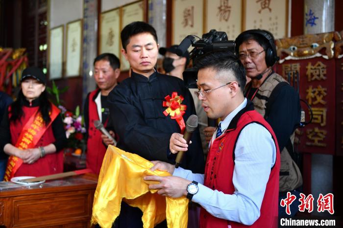 圖為福州市閩王王審知文化交流中心理事長王詩潤恭讀祝文?！蚊?攝