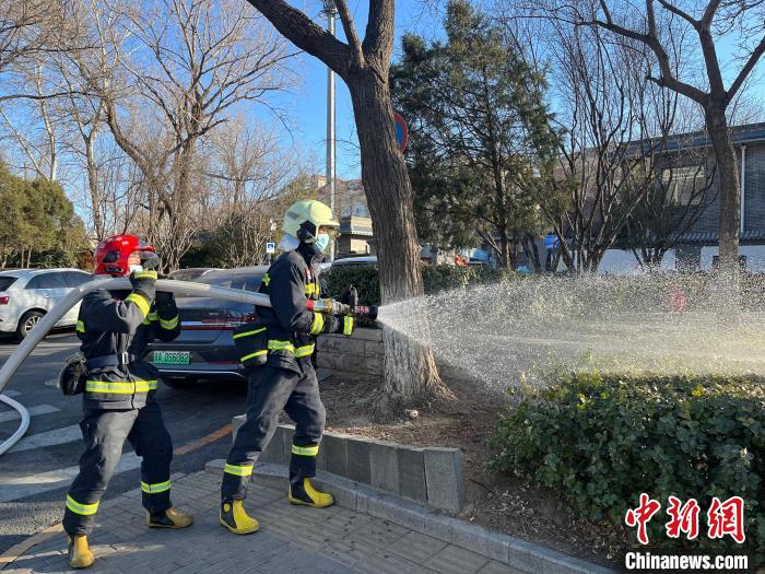 近日，北京東城消防組織轄區(qū)消防救援站積極開展楊柳絮清理濕化工作。　北京東城消防供圖