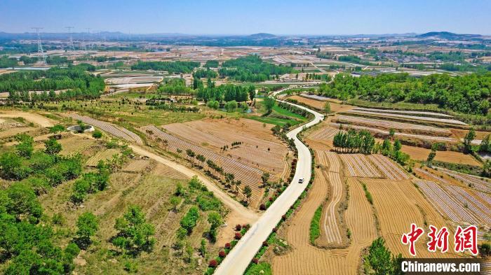 資料圖：圖為臨沂市蘭山區(qū)汪溝鎮(zhèn)環(huán)線公路。(無人機(jī)照片) 孫磊 攝