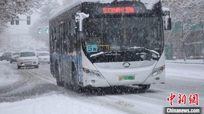 路面濕滑，車輛行駛緩慢?！√锒?攝