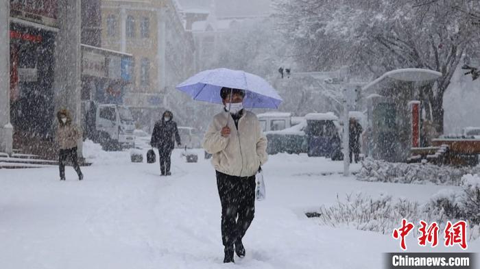 阿勒泰市民冒雪出行?！「逗茤| 攝