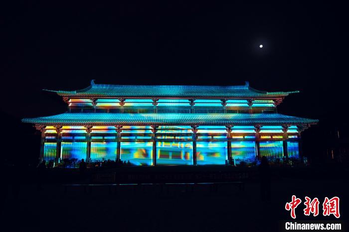 新和縣唐安西都護(hù)府文化園夜景?！⌒潞涂h唐安西都護(hù)府文化園提供