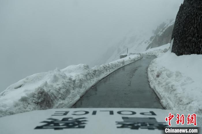 4月9日，西藏洛扎縣海拔4800多米切公拉山大雪，畫(huà)面左側(cè)便是懸崖。　江飛波 攝