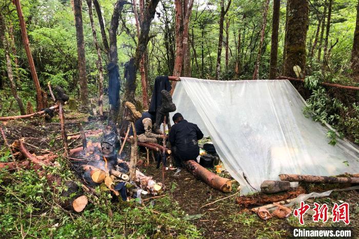 資料圖為2021年3月，拉郊邊境派出所德瑪龍4號(hào)臨時(shí)執(zhí)勤點(diǎn)的薄膜帳篷?！±歼吘撑沙鏊?供圖