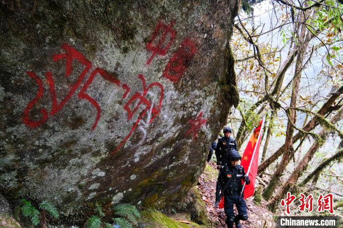 4月9日，拉郊邊境派出所移民管理警察在邊境地區(qū)進(jìn)行戍邊巡邏。　江飛波 攝