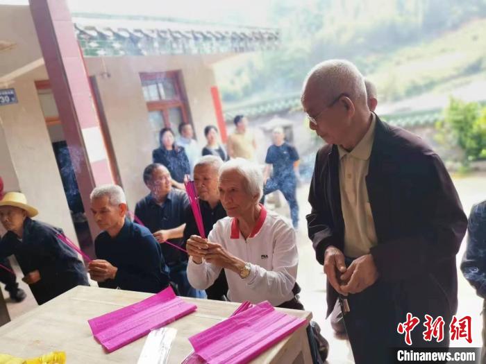 77歲臺(tái)胞登陸祭祖，“暌違三年多，我終于回來了?！? style=