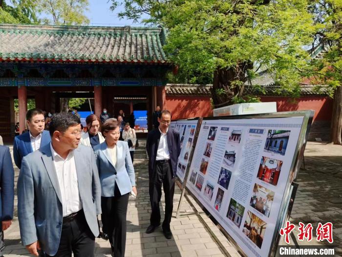 與會領導嘉賓參觀山東省文物保護利用圖片展?！⊥醪赦?攝