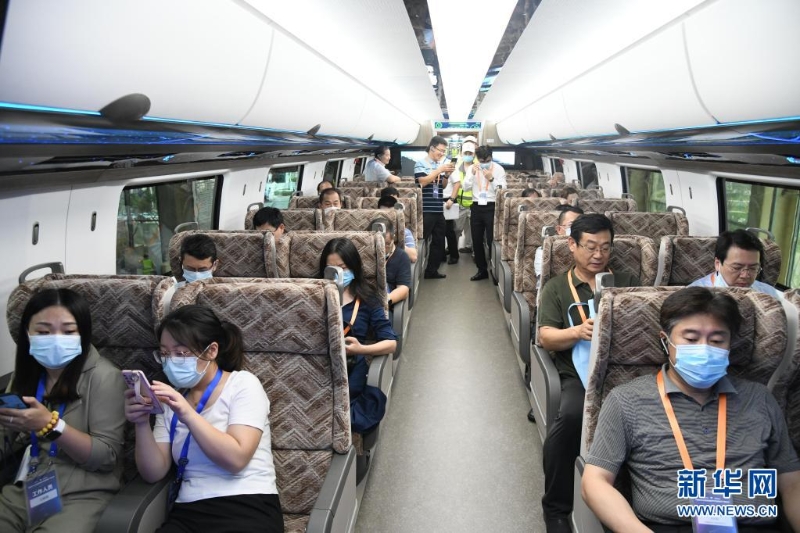 （圖4）2021年7月20日，參觀者在時(shí)速600公里高速磁浮列車內(nèi)體驗(yàn)。新華社記者 李紫恒 攝