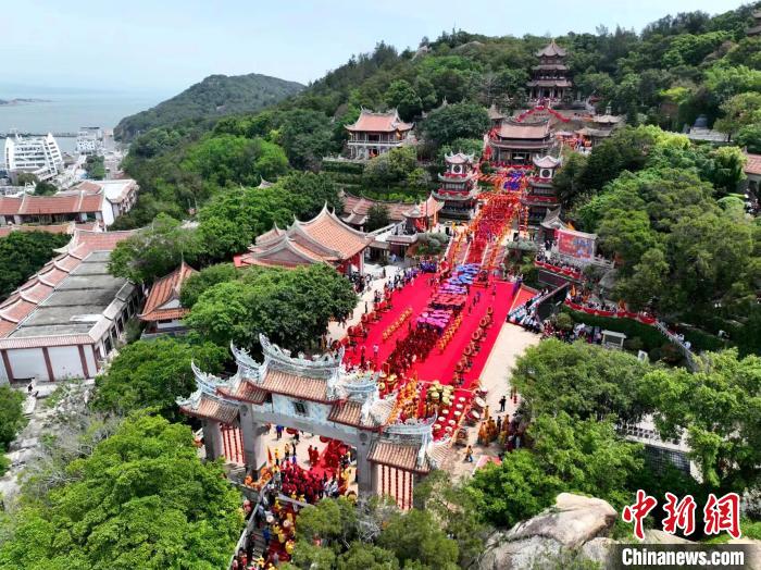 航拍福建湄洲島啟動(dòng)“天下媽祖回娘家”活動(dòng)盛況?！×謺N輝 攝