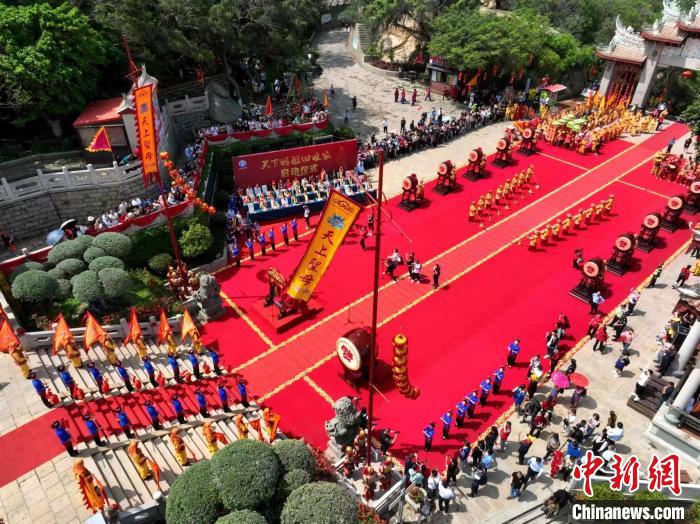航拍福建湄洲島啟動(dòng)“天下媽祖回娘家”活動(dòng)盛況?！×謺N輝 攝