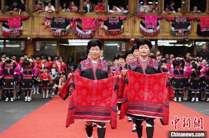 4月22日，在廣西龍勝各族自治縣龍脊鎮(zhèn)黃洛瑤寨，當(dāng)?shù)噩幾迕癖娫陂_展紅瑤服飾T臺(tái)走秀?！菈?mèng)行 攝