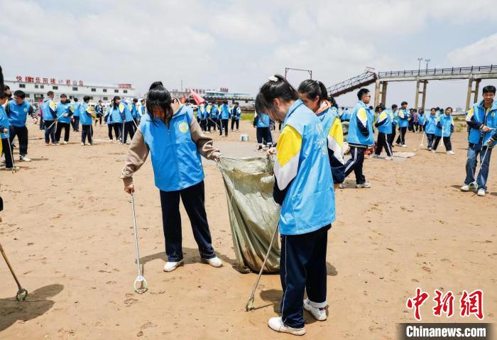 當?shù)厍嗌倌陞⑴c“凈灘”行動?！』顒又鬓k方 供圖