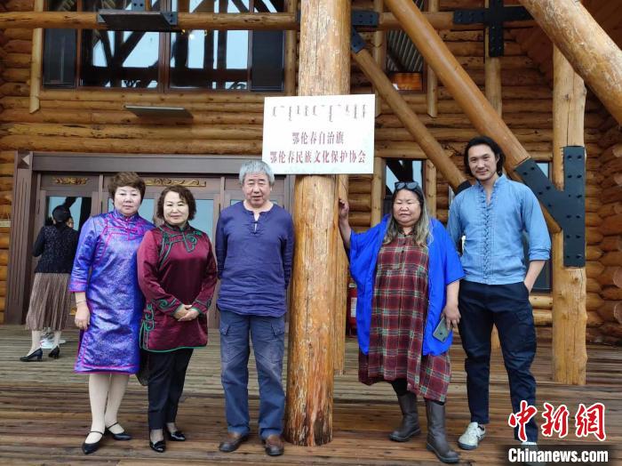 資料圖。2019年，趙式慶參加鄂倫春文化保護(hù)協(xié)會成立大會。　趙式慶 供圖