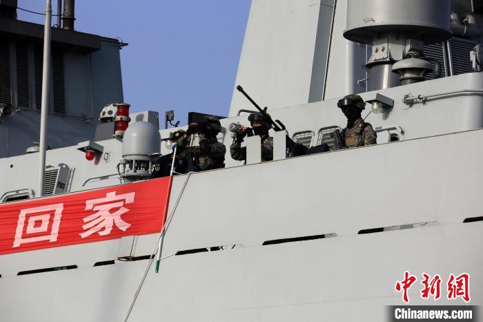 當(dāng)?shù)貢r(shí)間4月26日，海軍軍艦赴蘇丹緊急撤離我在蘇丹人員。圖為海軍陸戰(zhàn)隊(duì)觀察警戒周邊區(qū)域?！⑶鄨?攝