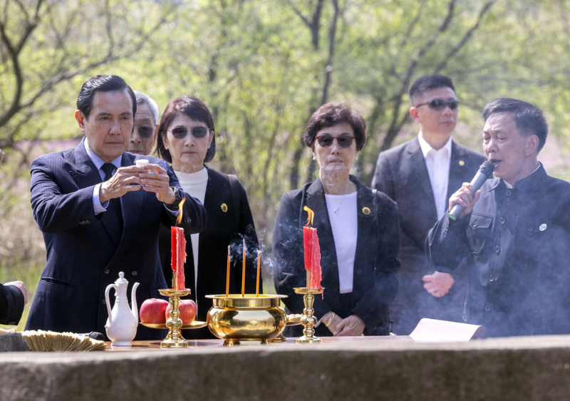 4月1日，在湖南省湘潭縣茶恩寺鎮(zhèn)雙陽(yáng)村馬家祖墓，馬英九先生在獻(xiàn)酒。新華社記者 才揚(yáng) 攝.png