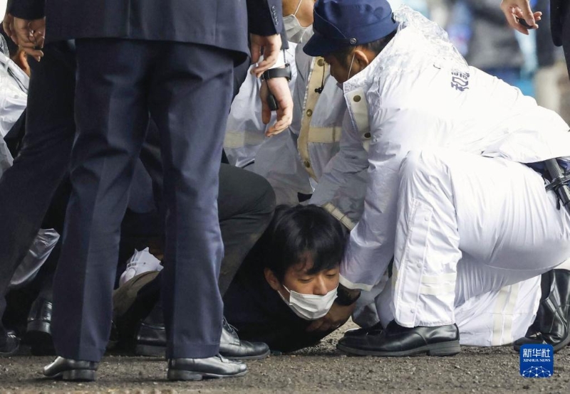 4月15日，在日本和歌山縣和歌山市雜賀崎漁港，嫌疑人被警方控制。（圖源：新華社）