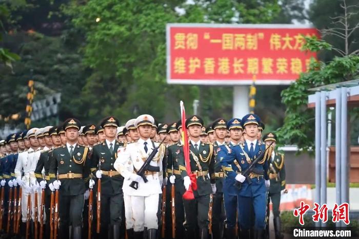 駐香港部隊(duì)組織官兵和來隊(duì)親屬參加“五一”升國(guó)旗儀式