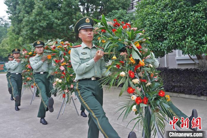 追記勇救落水群眾犧牲的“00后”戰(zhàn)士李林雨