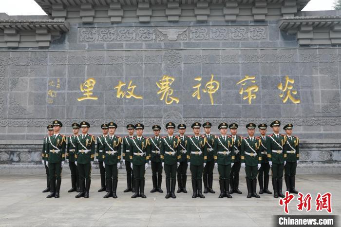 尋根節(jié)禮兵集訓(xùn)(右五為李林雨) 武警湖北總隊(duì)供圖