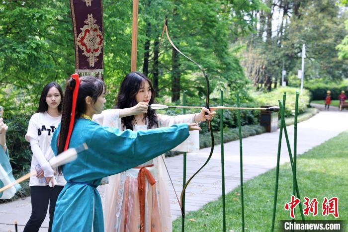 在蓉港澳臺(tái)僑大學(xué)生在成都金沙遺址博物館體驗(yàn)傳統(tǒng)文化?！堄莱?攝