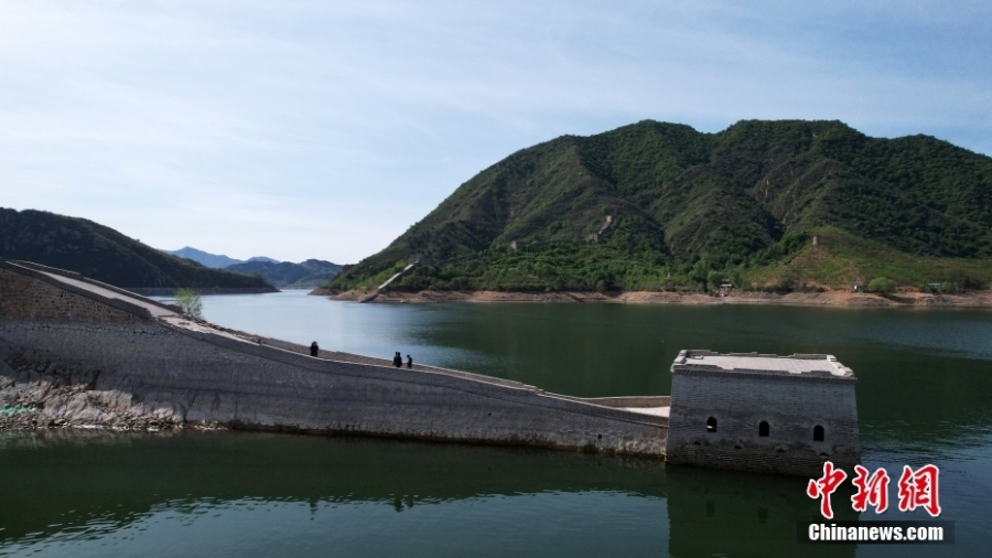 河北寬城：“水下長(zhǎng)城”露出水面