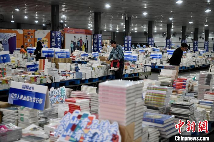 世界讀書日：福州市民徜徉在“書海”里