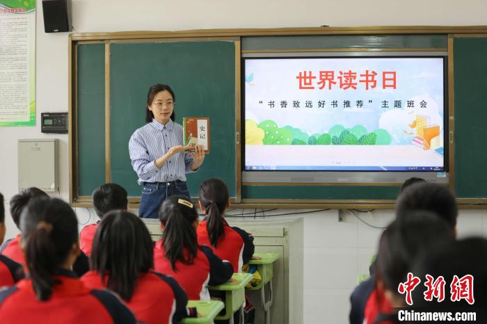 棗莊市薛城區(qū)礦建路小學舉辦“書香致遠好書推薦”主題班會，同學們分享讀書收獲，盡享讀書之樂?！⊥跽逻_ 攝