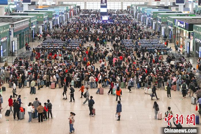 圖為4月29日，旅客在江西南昌西站的候車大廳內(nèi)候車。 中新社記者 劉力鑫 攝