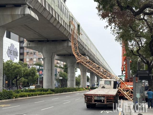 臺中興富發(fā)“文心愛悅”建案10天中午發(fā)生嚴(yán)重工安意外，31樓頂樓高塔吊吊臂拆除過程竟斷裂，直接砸向一旁的臺中捷運(yùn)車廂。（圖源：臺灣“聯(lián)合新聞網(wǎng)”）