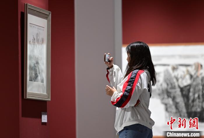 連日來，“丹青澄懷·周國軍中國畫作品展”在遼寧美術(shù)館展出。圖為觀眾在畫作前駐足觀看?！∮诤Ｑ?攝