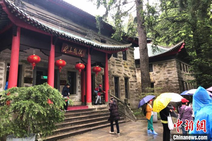 圖為在廬山抗戰(zhàn)博物館外，有不少等待參觀的游客?！蛆i泉 攝