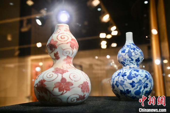 清康熙的釉里紅福祿連綿葫蘆瓶(左)、清雍正的青花福祿連綿葫蘆瓶?！±钪救A 攝
