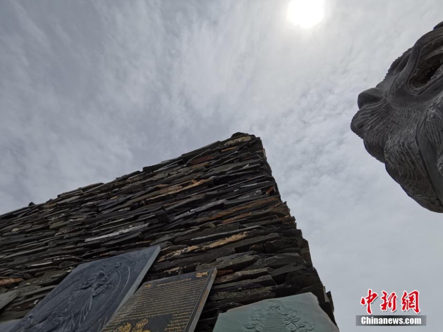 世界“石書奇觀”青海和日石經(jīng)墻：自然石片刻經(jīng)成文