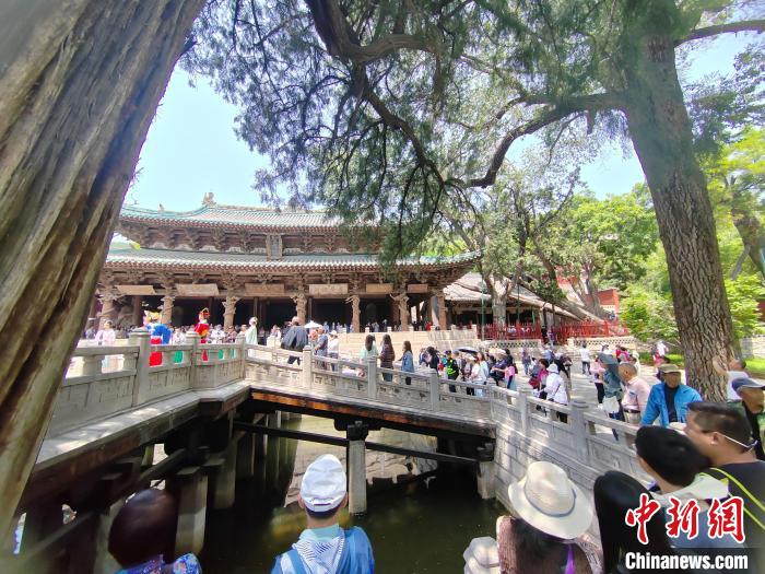 活動(dòng)吸引大量游客觀賞?！「哂昵?攝