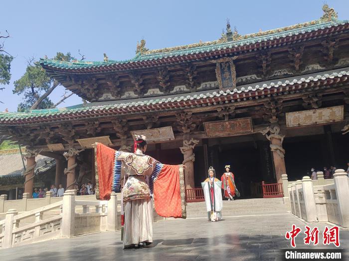 國(guó)風(fēng)青年身著華麗漢服，從晉祠圣母殿向觀眾徐徐走來，展示中華傳統(tǒng)服飾之美?！「哂昵?攝