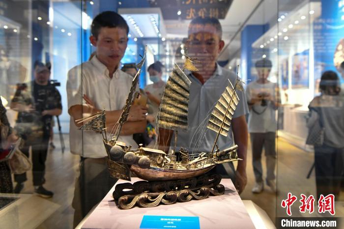 展覽展出的清代《銀制緝捕帆船》吸引參觀者?！●樤骑w 攝
