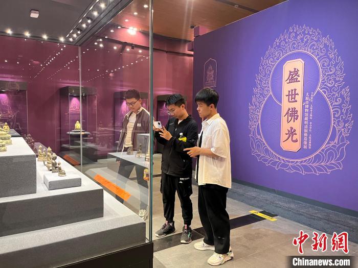 民眾參觀《盛世佛光——太原市博物館藏銅佛造像展》。　太原市博物館供圖