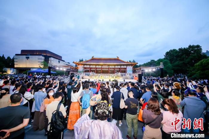 在南博場館內，各類展覽、展示、演出競相綻放出節(jié)日的光彩?！〗K省文旅廳供圖